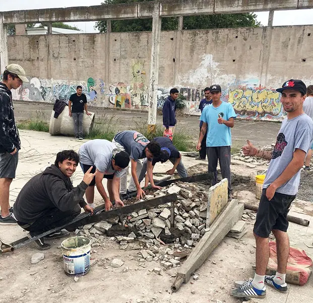 El skate resiste en el liceo
