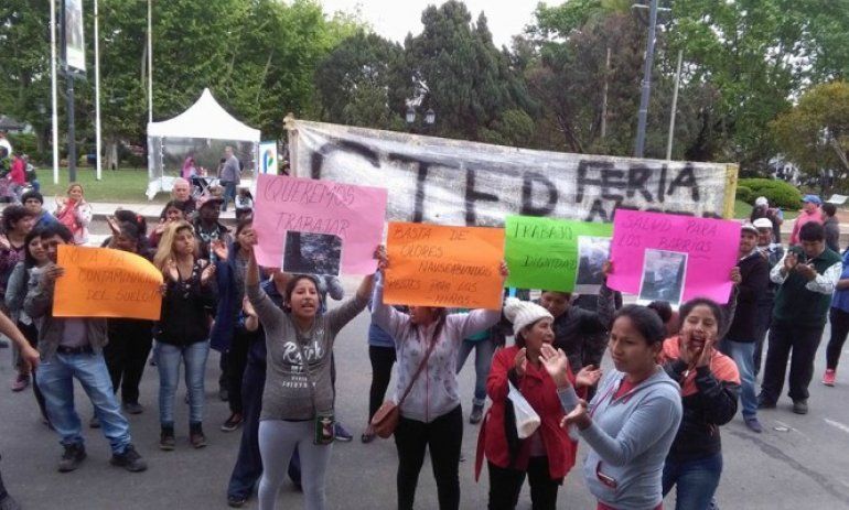 Pilar: Puesteros de una feria denunciaron que trabajan en medio de desbordes cloacales