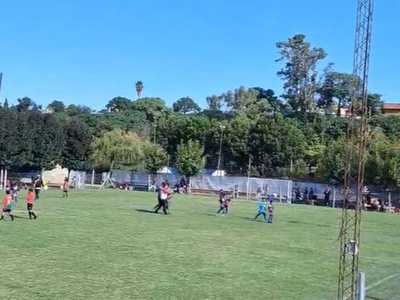 Insólita situación en el fútbol infantil: un padre saltó a la cancha a agredir a un árbitro en pleno partido