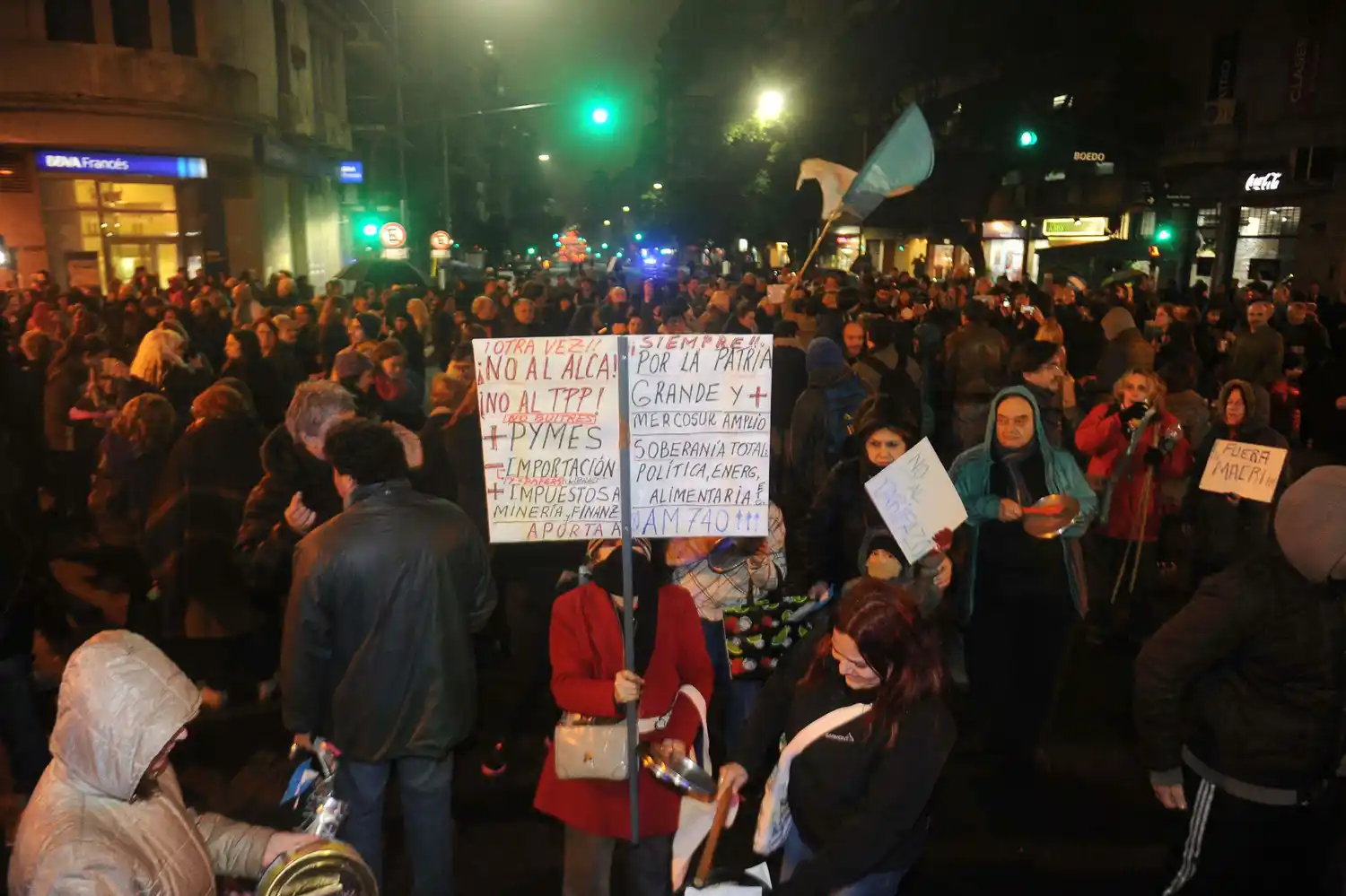 Cacerolazos en distintos puntos del país por el tarifazo