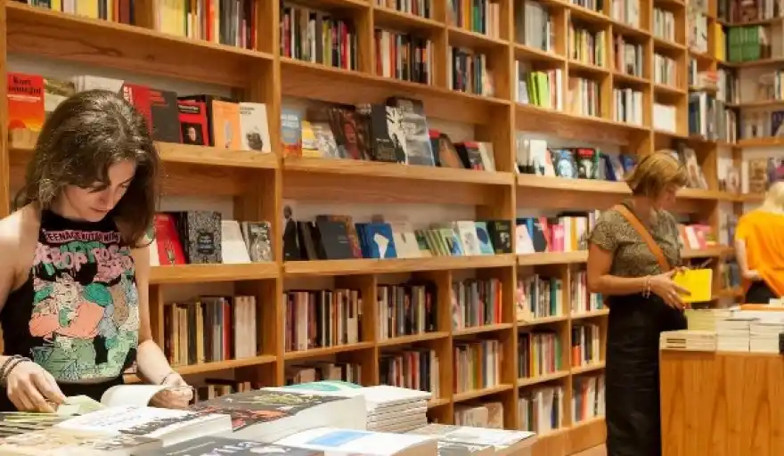 INDUSTRIA EDITORIAL: “Vamos a una situación de lectores pobres y libros carísimos”