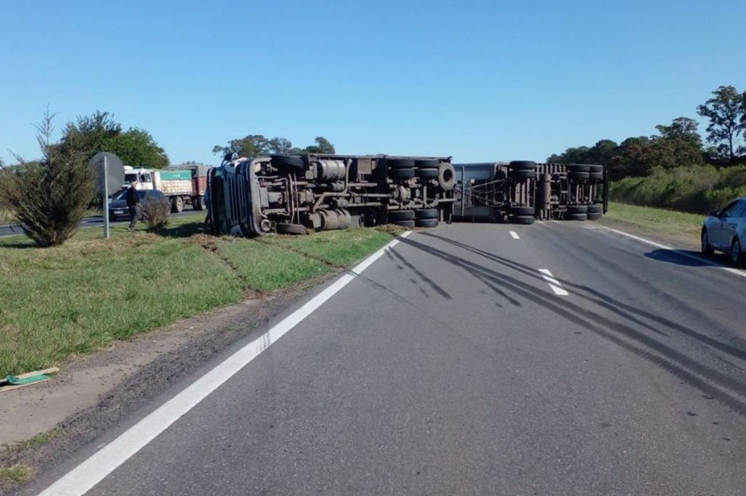 Volcó un camión en autopista Santa Fe- Rosario, a la altura de Monje