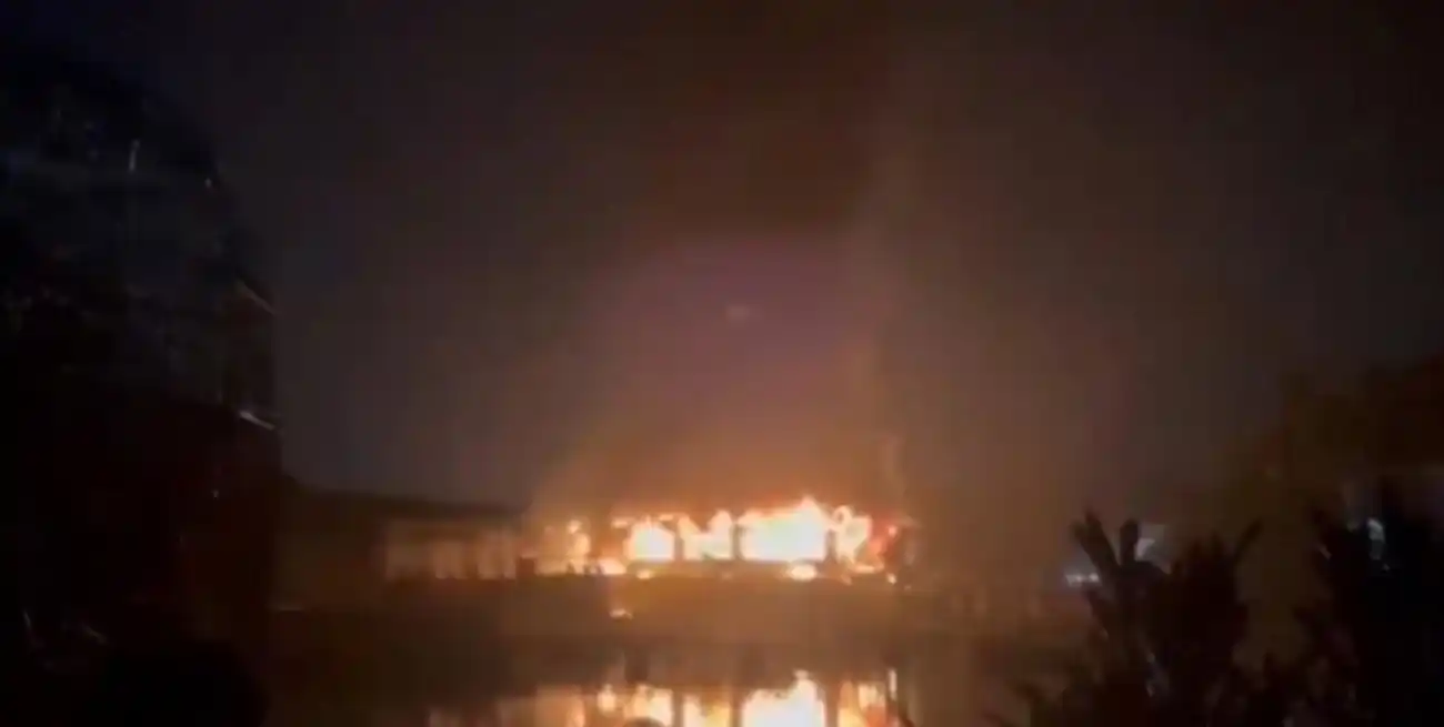 Murieron 25 personas en un incendio dentro de una discoteca en India.