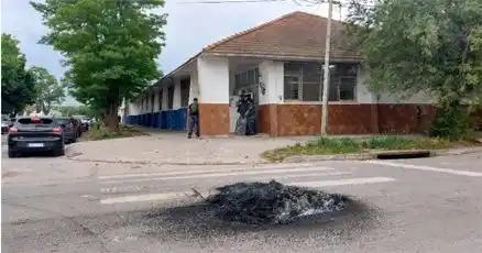 Paro docente en Mar del Plata luego de que padres protestaran por supuestos abusos a niñas dentro de la Escuela N°21