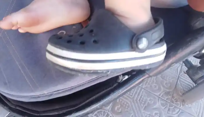 Buscan una croc negra de niño