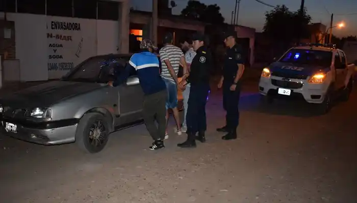 Empujó a un policía, se dio a la fuga y finalmente fue detenido