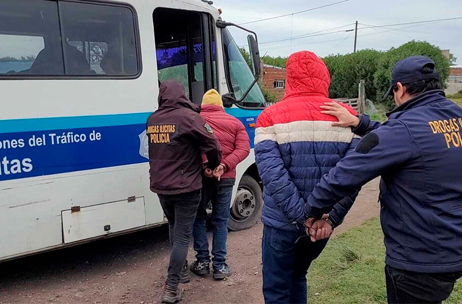 Secuestran drogas, dinero y detienen a dos hombres en nuevo golf