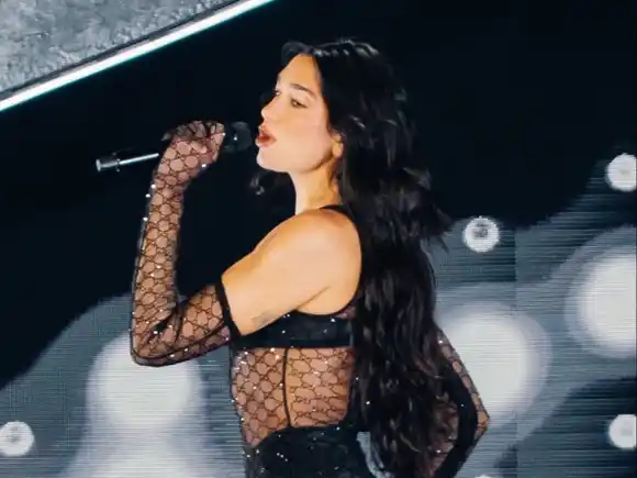 DUA LIPA deleita a sus fans en Argentina con su interpretación de "De música ligera"