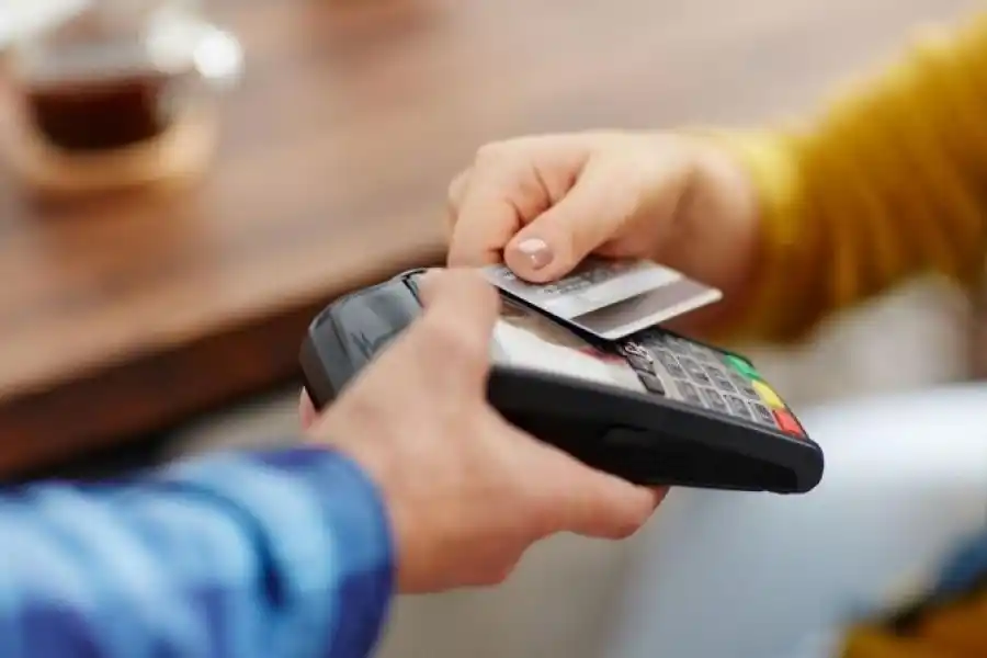 Tras un aumento de denuncias por estafas con tarjetas, avanza proyecto para que comerciantes manipulen los posnet a la vista de los clientes