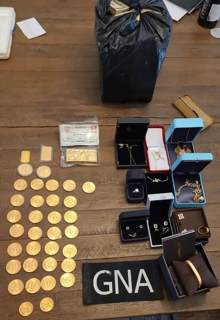 Gendarmería detuvo a un piloto peruano por tráfico aéreo de cocaína tras hallar 358 kg en Ibicuy. Secuestraron drogas, dinero y oro. - 3