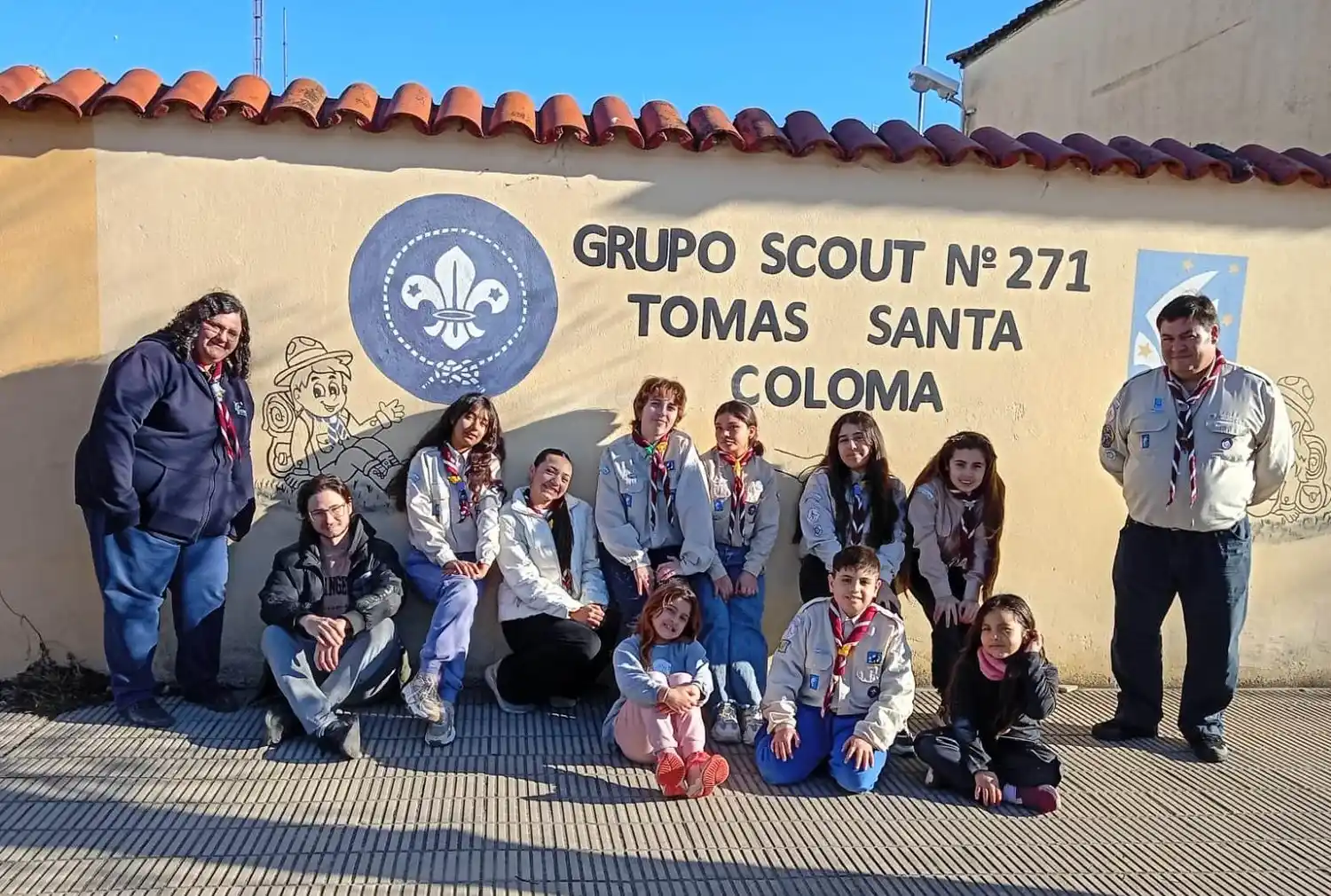 Oscar Meijide junto a parte de los scouts que integran la entidad