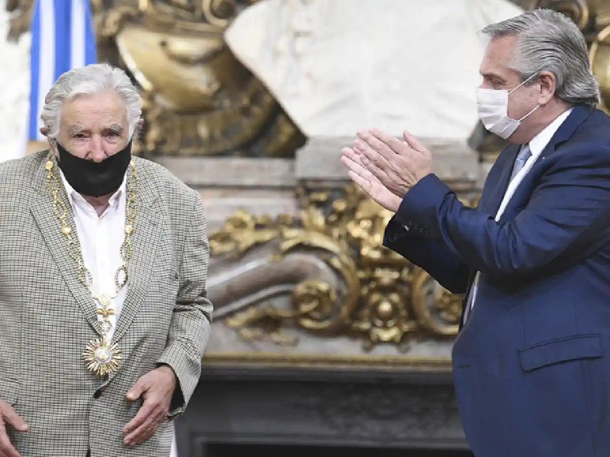 Fernández destacó "compromiso y conducta" de 'Pepe' Mujica al condecorarlo en la Casa Rosada