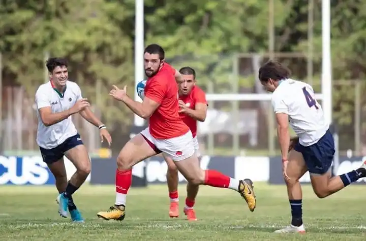 Ignacio Díaz intenta cerrar la carrera de un jugador de Córdoba.