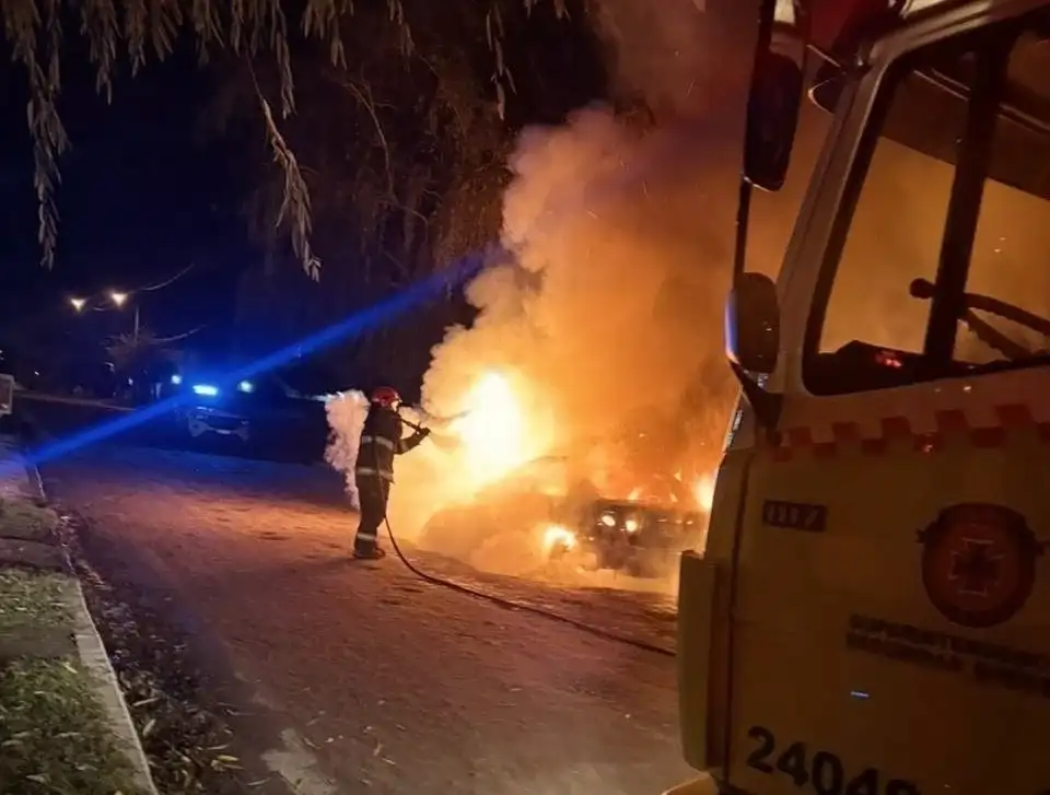 El vehículo afectado era un Toyota Corolla, cuyo color no pudo ser identificado debido al estado en el que quedó tras el siniestro.