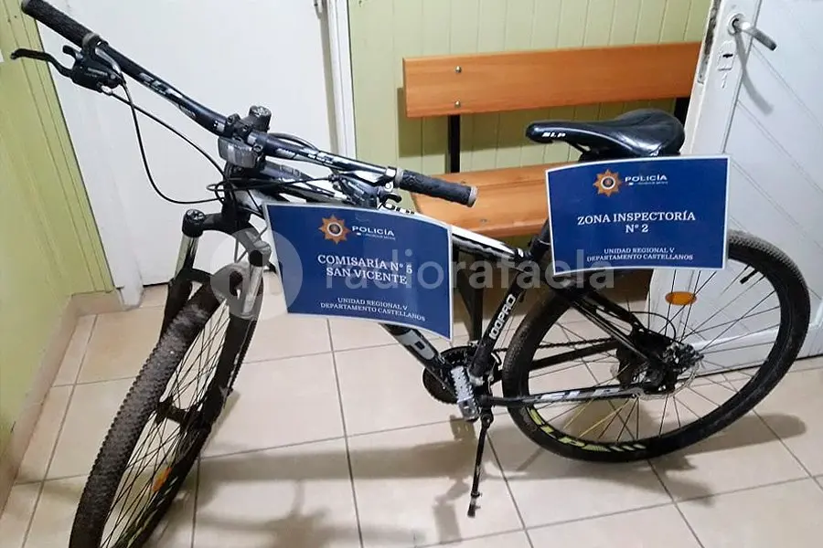 Le robaron la bici del quincho en San Vicente: tras el aviso a la Policía, la recuperaron