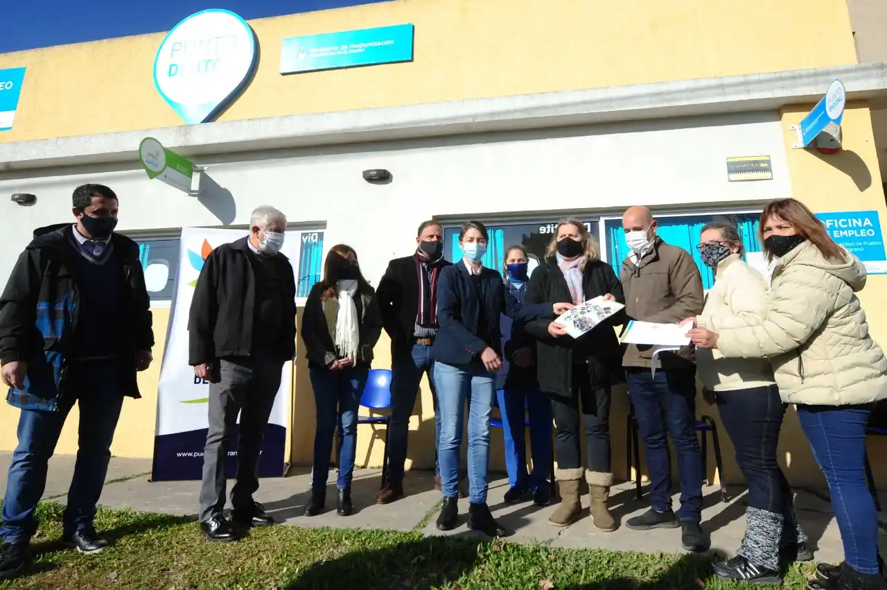 El Centro de Jubilados de Pueblo Belgrano recibió un aporte para su huerta agroecológica