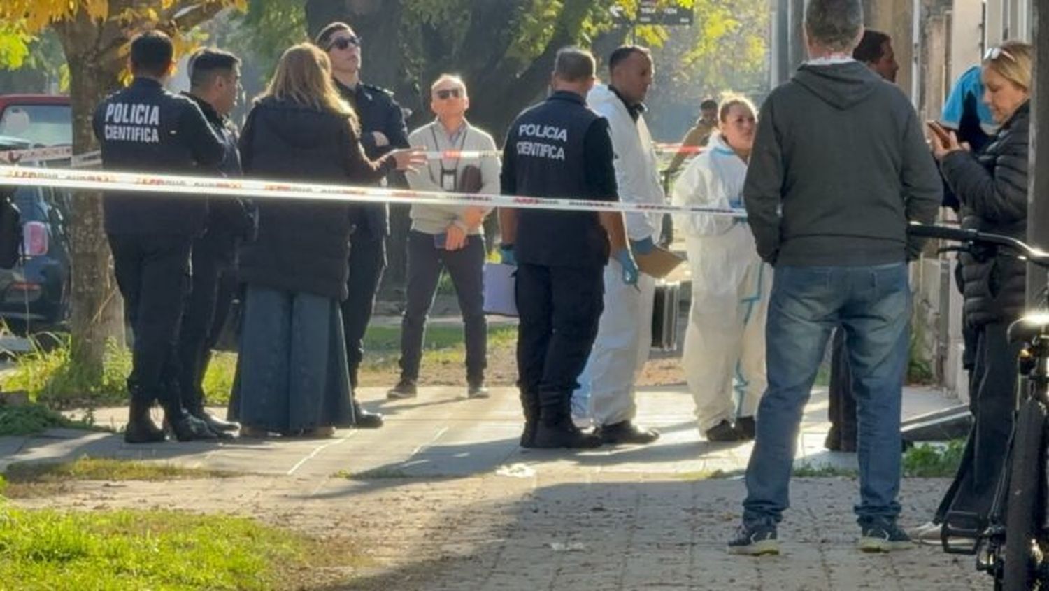 Las primeras diligencias en la casa del médico Jorge Tejerina, asesinado violentamente en su casa. (Gentileza Diario Noticias de Pehuajó)