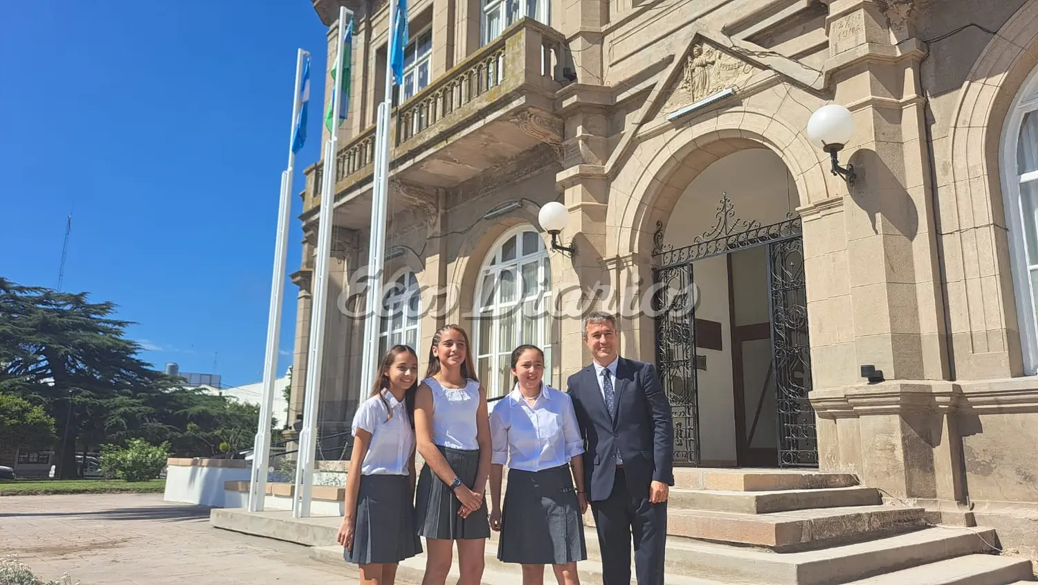 Pablo Barrena y las creadoras de la Bandera.