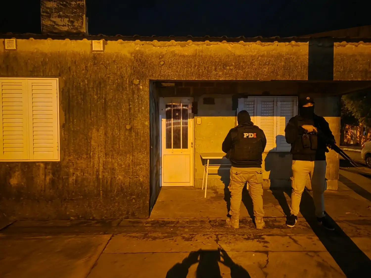 PDI detuvo a dos personas en Sunchales y secuestró cocaína, armas, municiones y dinero tras cinco allanamientos. - 2