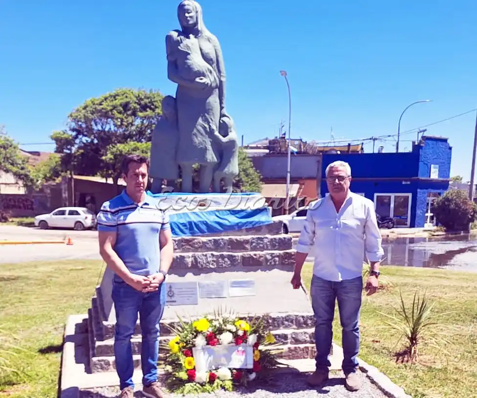 Ofrenda. Colocaron el intendente Rojas y el secretario general del SOMU a nivel local, Manuel Martínez