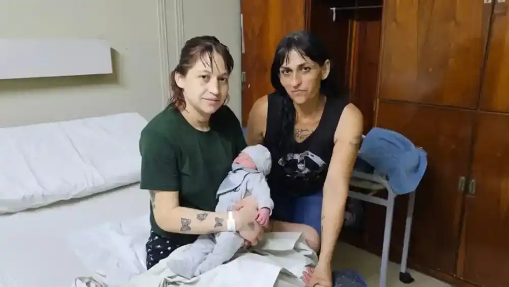 Darkiel posa con su madre Sasha y su abuela Susana, en el Hospital Penna de Bahía Blanca.