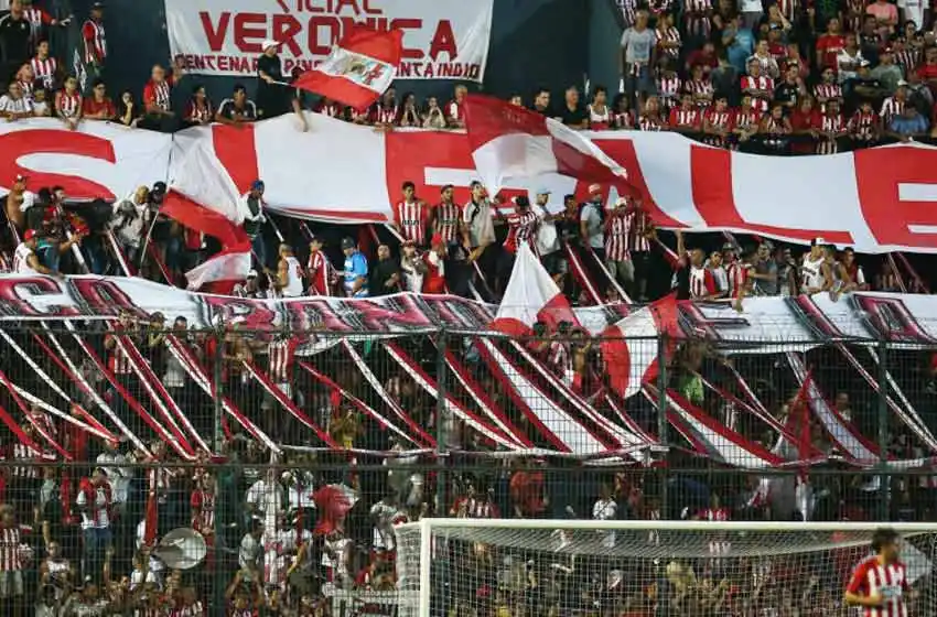 Conmebol notificó a Estudiantes por «tener un arco más chico»