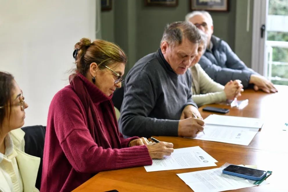 El CGE y la Bolsa de Cereales de Entre Ríos firman convenio para fortalecer la educación y la producción