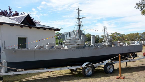 Una réplica a escala del Crucero General Belgrano llega a San Pedro