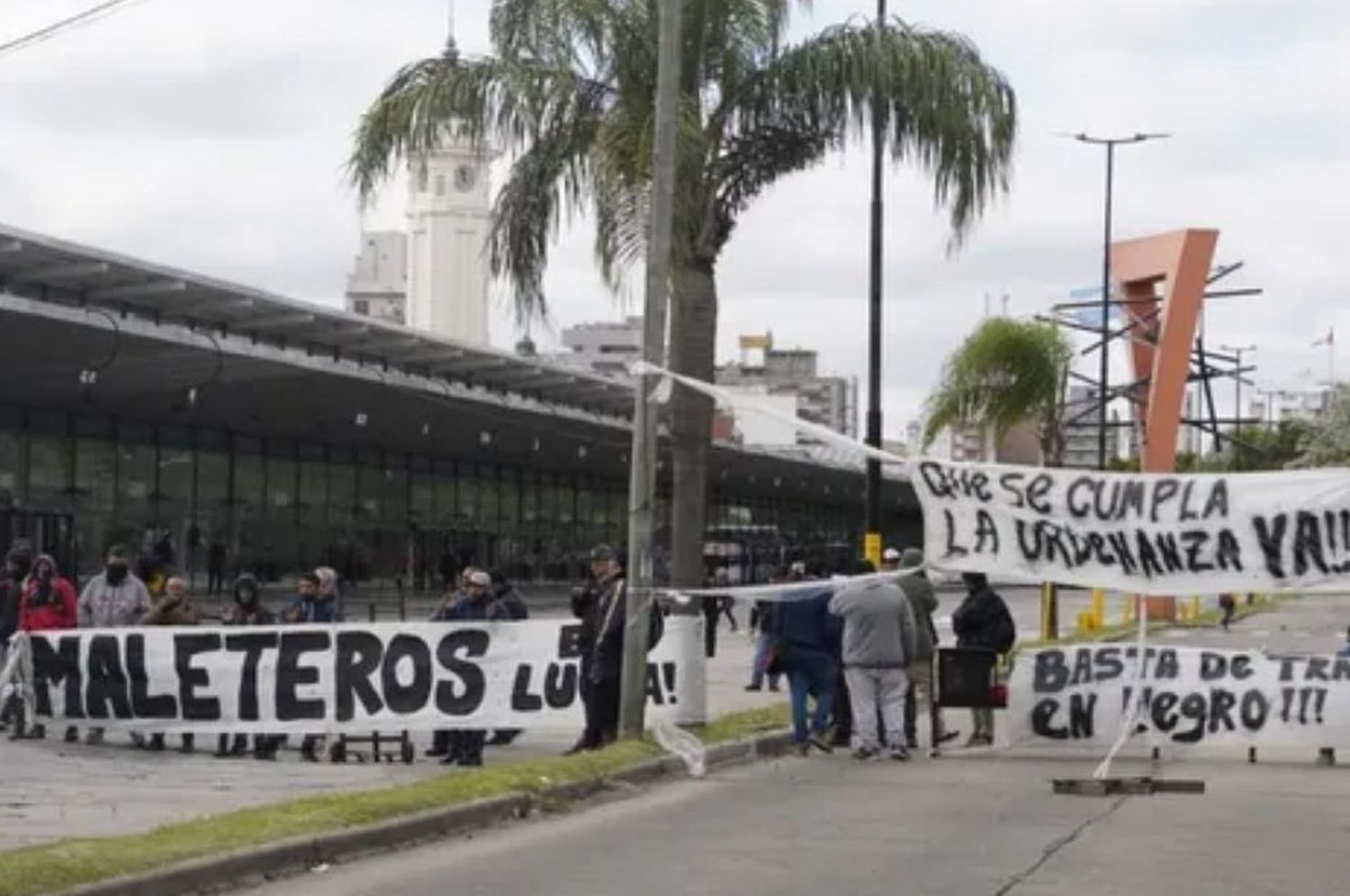 Maleteros bloquean la Terminal  de Ómnibus de Rosario