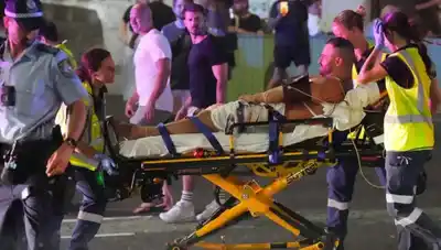 Así los médicos se llevaban a uno de los heridos.