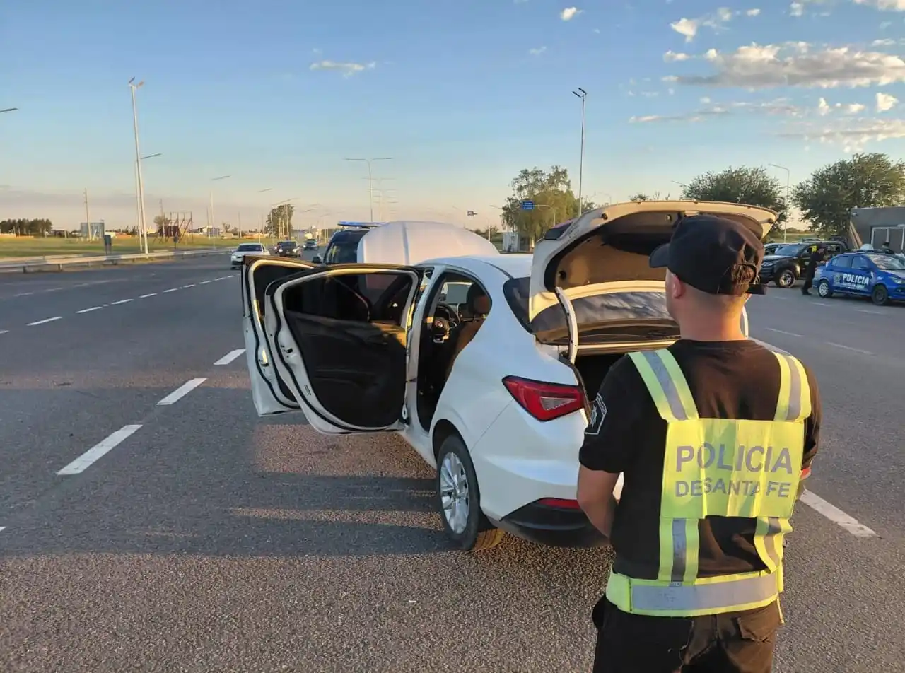 Aprehendieron a dos hombres que circulaban por rutas santafesinas en una camioneta robada en Buenos Aires
