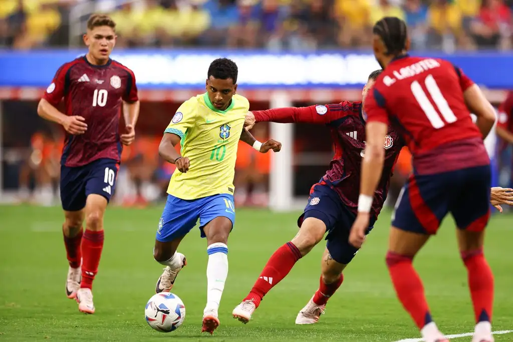 Rodrygo solo, contra media defensa costarricense.