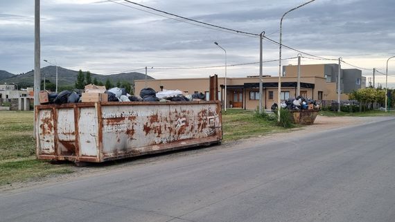 La gente sigue llenando los contenedores de basura en pocos minutos y el Municipio extendió el plazo