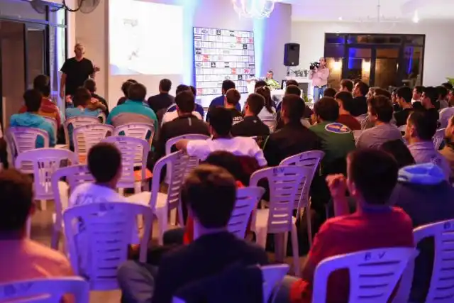 Rossi dio cuenta de su experiencia en una interesante charla