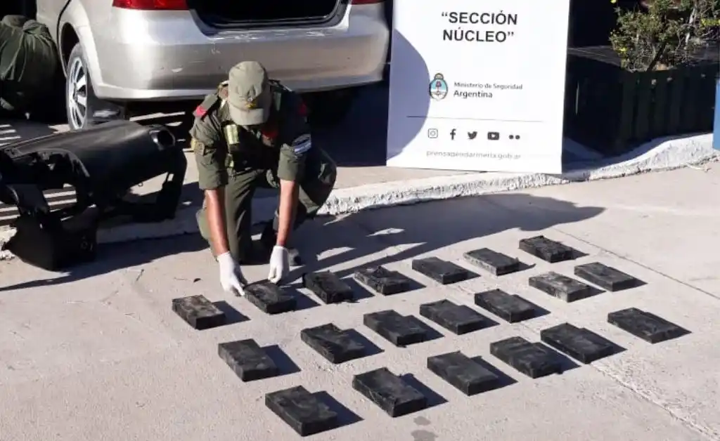 Detienen a conductor que circulaba con 21 kilos de cocaína