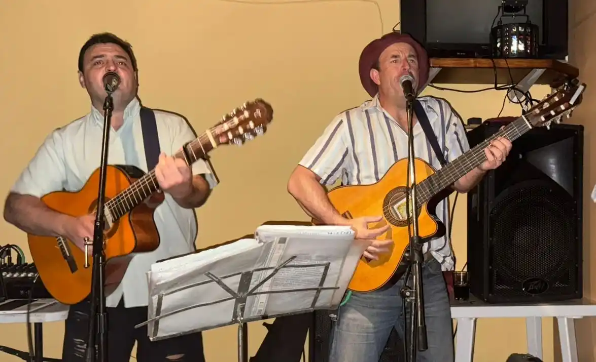 Pancho Auzoberría y Topo Ochoa presentan “Viaje por el País” en el histórico Club Social de Chascomús