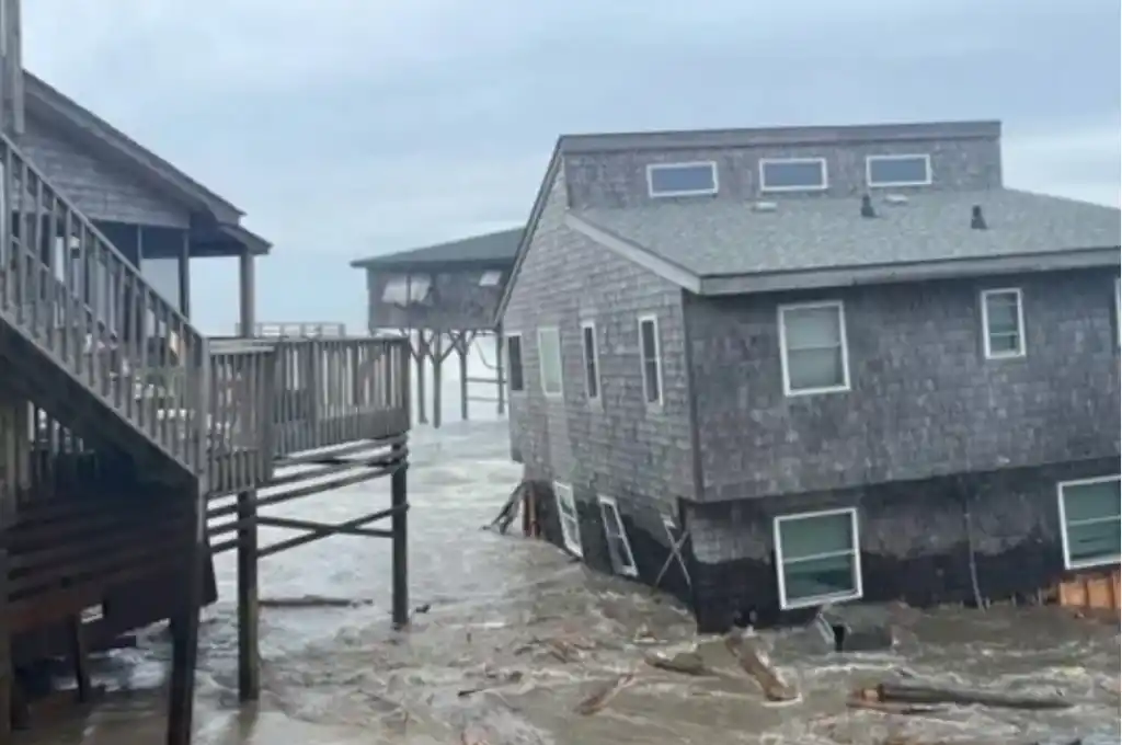 El fenómeno natural generó olas destructivas que arrasaron con las dunas de la playa, causando que varias casas cayeran al mar. (Foto: Gentilezas)