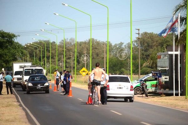 Pasado de copas se negó a dejar su auto y agredió a un policía