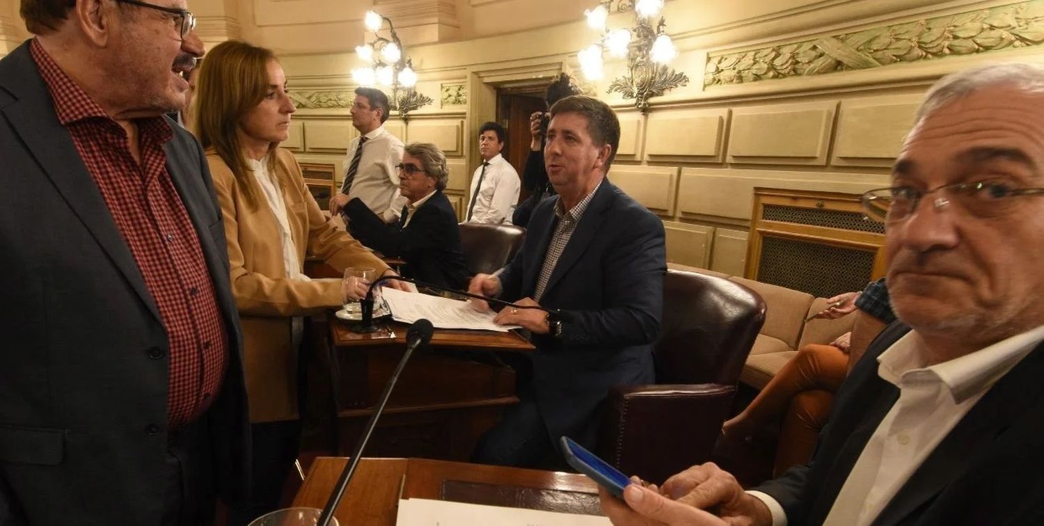 Gestionar los trámites y reclamos, agotar la vía administrativa y, si la Casa Rosada no cambia de posición, hacerle juicio a la Nación. Esa es la recomendación que todos los bloques hicieron al gobernador frente al poder central, públicamente refractario a cumplir sus obligaciones con las provincias. Crédito: Luis Cetraro.