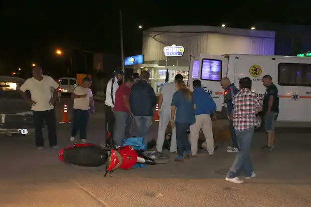Una mujer fue trasladada al Hospital tras un accidente en moto