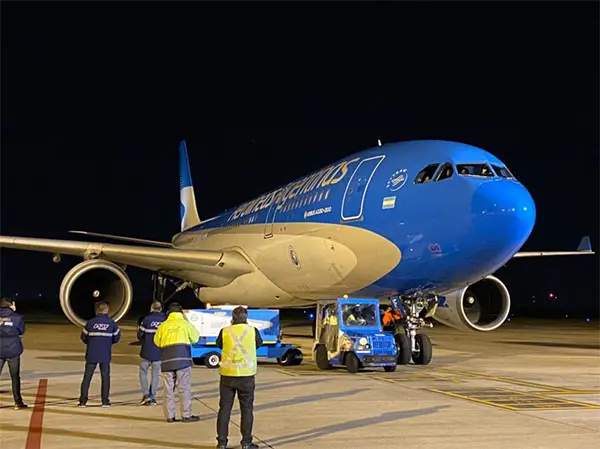 Nuevo vuelo a Moscú: más vacunas y el principio activo para producir la Sputnik
