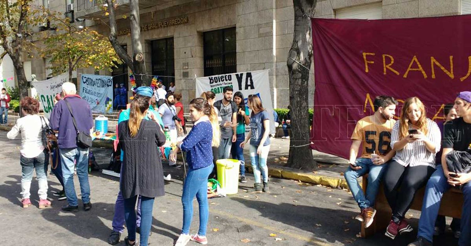 Estudiantes renuevan el reclamo por el boleto frente al Municipio