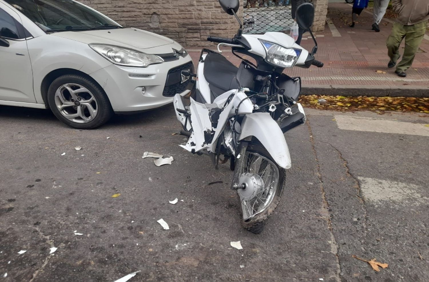 Otra vez las motos: en contra mano y sin papeles, un menor resultó hospitalizado