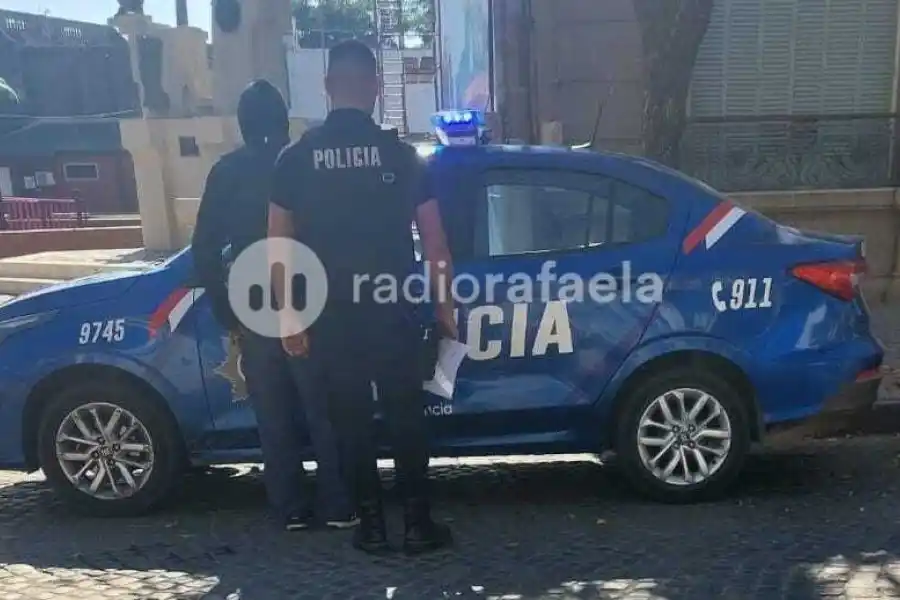 Dos veces detenido en menos de 24 horas: protagonizó una pelea en el centro e intentó abrir automóviles