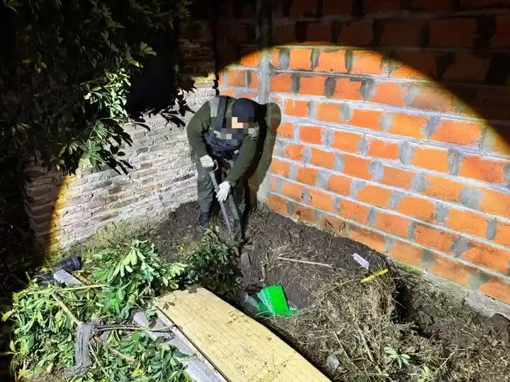Secuestraron 58 kilos de droga enterrada en Roldán