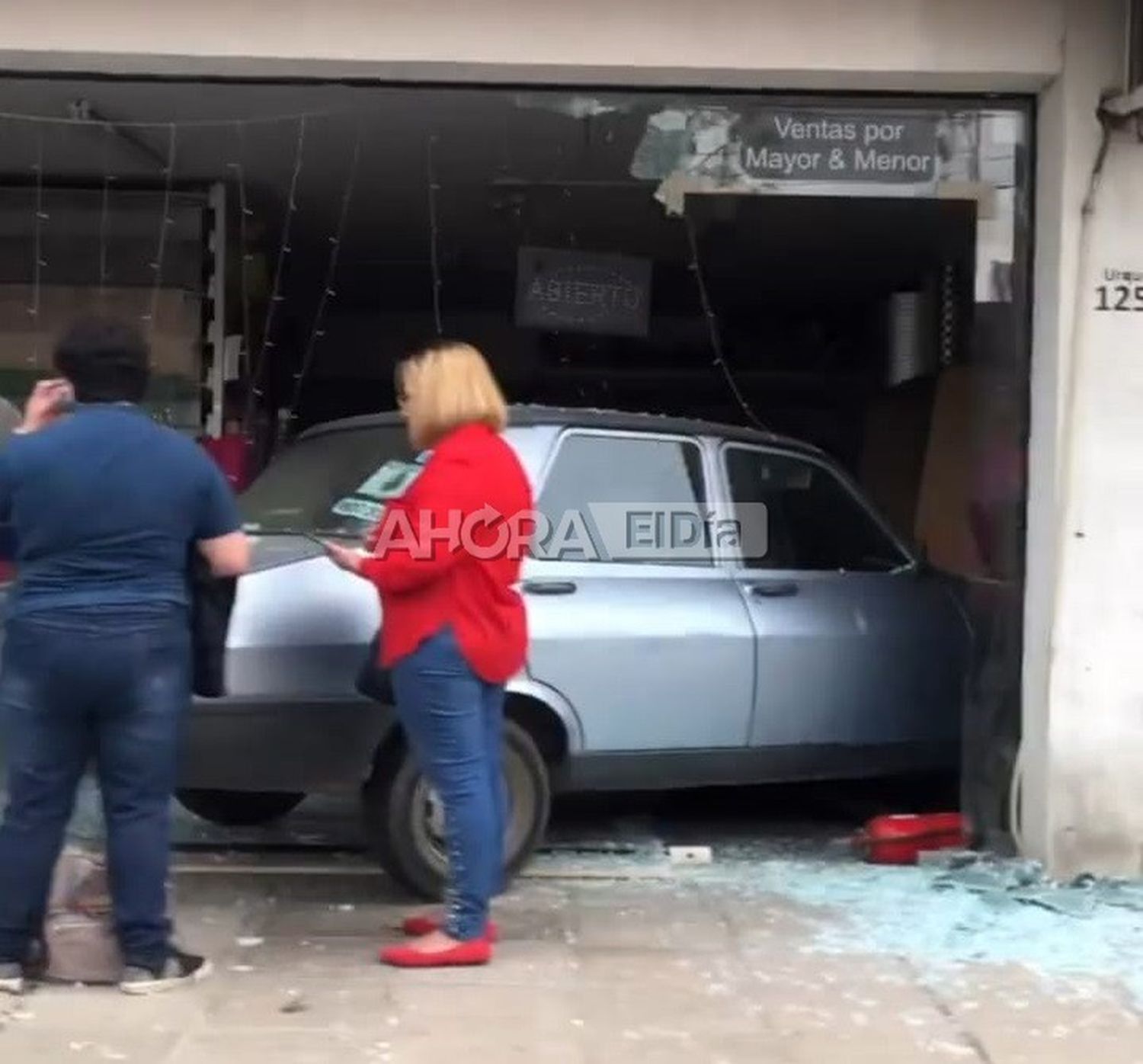 El video del momento en que chocan al auto que terminó contra una vidriera en pleno centro