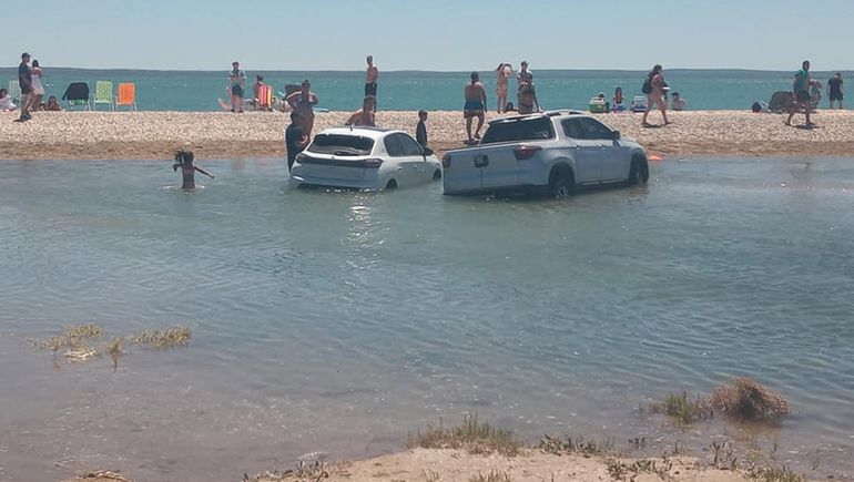 Video: en Las Grutas decenas de vehículos bajo agua por una marea extraordinaria