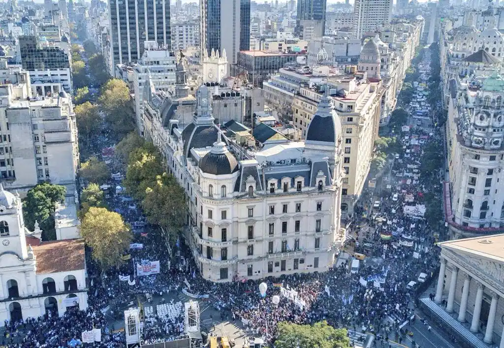 Con una masiva marcha, docentes  reclamaron paritarias nacionales 