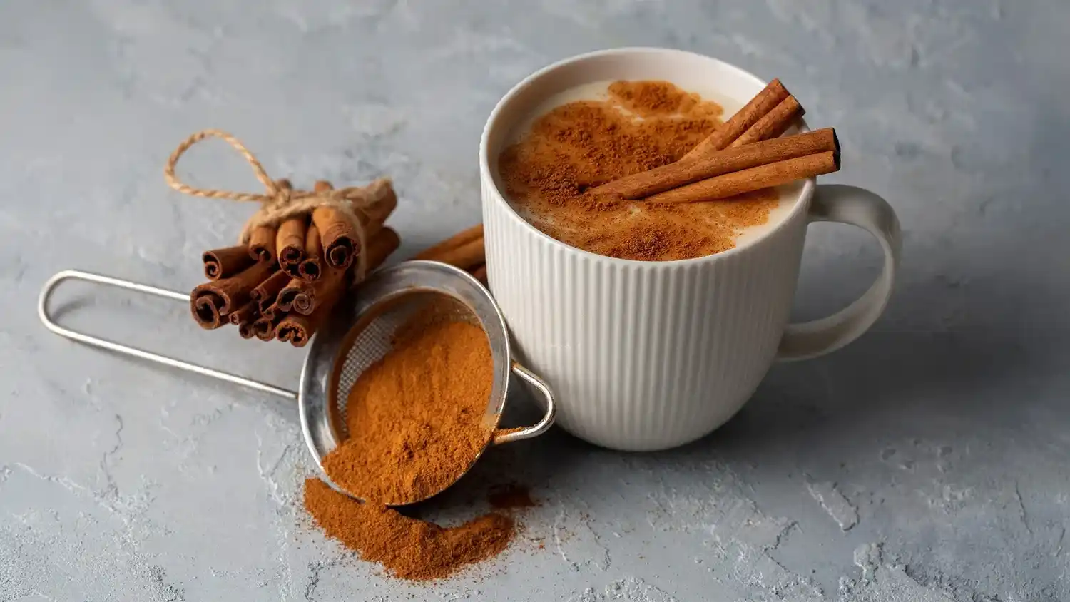 Agregar canela al café: qué beneficios tiene y por qué lo recomiendan