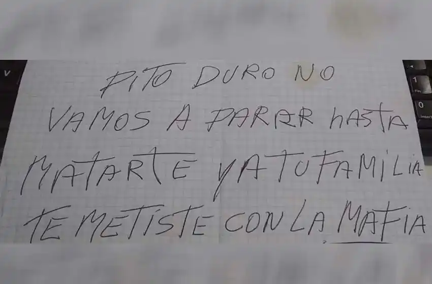 Le tiraron piedras a la casa y dejaron una nota: «Pito duro, no vamos a parar hasta matarte»